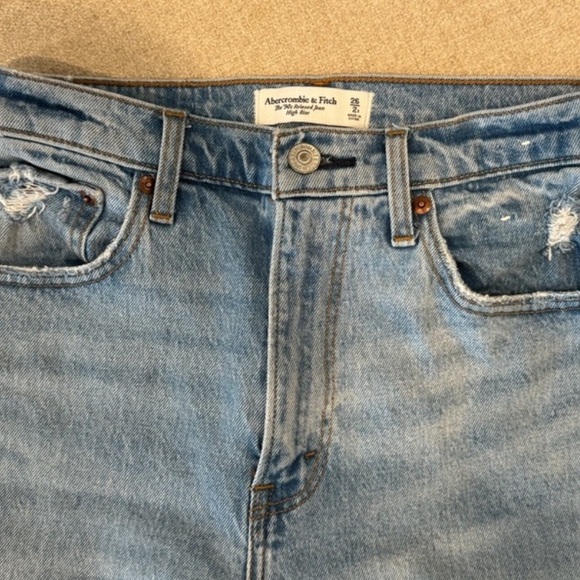 Abercrombie and Fitch High Rise 90s Relaxed Jean - Picture 3 of 4